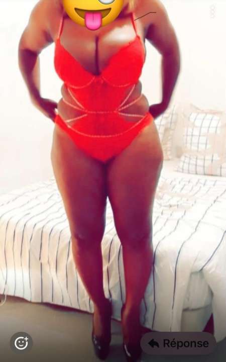 Sandrine aime cunnilingus