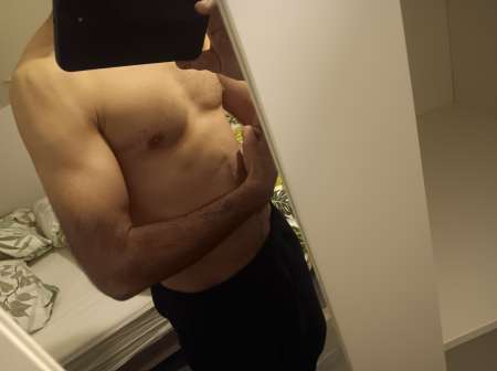 Jeune homme partager le plaisir