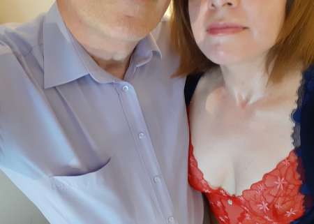 Couple caucasien propose massage naturiste