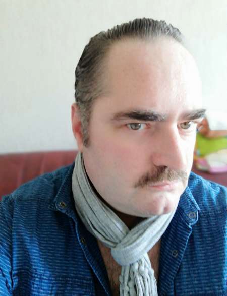 HOMME MUR AVEC DE TRES GROS TESTICULES