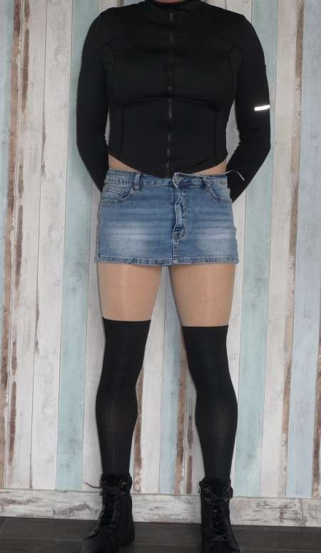 Travesti sexy imberbe et mince pour homme mur sur