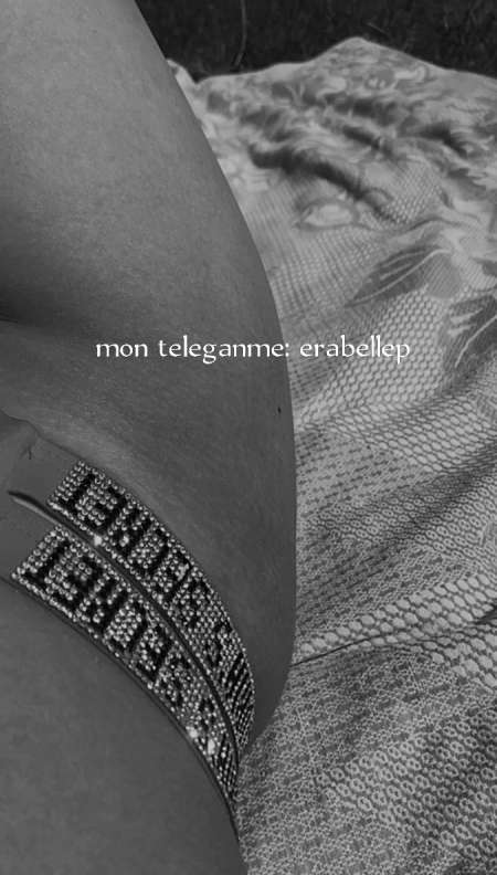 blonde joyeuse avec de beaux yeux