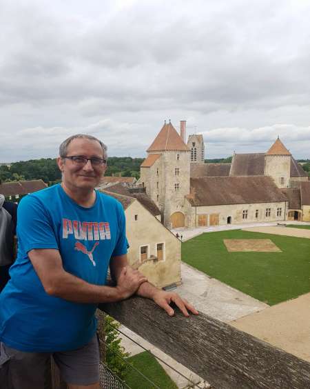 Pr tr�s JF en gal�re cherchant o� dormir et vivre