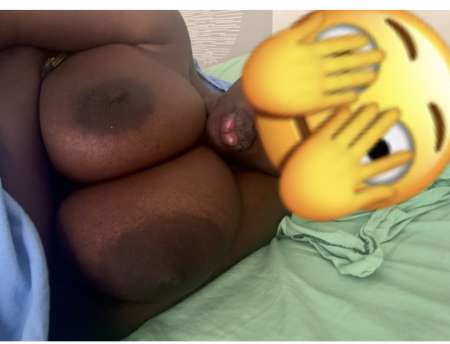 Tétée, branlette espagnole, gros seins naturels