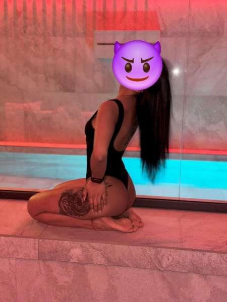 NOUVELLE JEUNE FILLE MASSAGE ÉROTIQUE