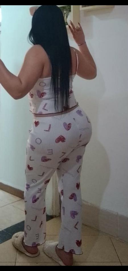 Brunette chaude avec gros cul